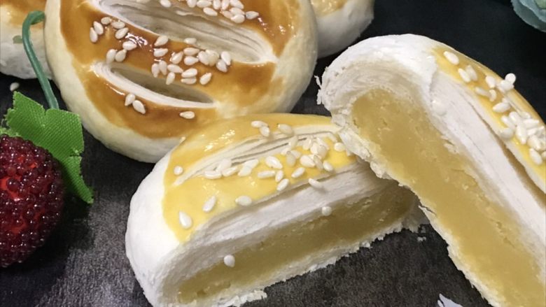 金沙奶黄馅老婆饼,特写,一层一层的。
