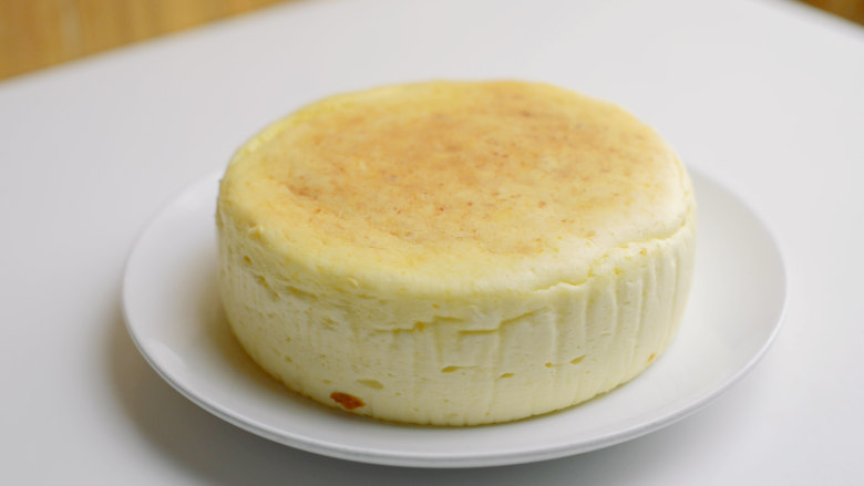 入口即溶烫面双重芝士轻乳酪,8寸固底模具中倒入热水。
140度80分钟。烤完不要立即取出,在烤箱里再放30分钟。