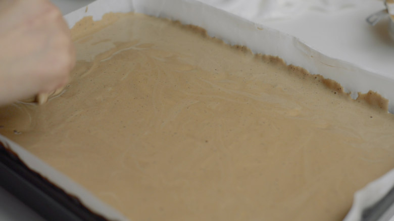 巧克力流心古早味蛋糕,烤盘内垫2层烤纸。
我用的是Prpcook重型钢烤盘,导热慢,储热均匀,所以不水浴。
如果你的模具比较薄,材质导热快,就要水浴。
烤箱160度预热。