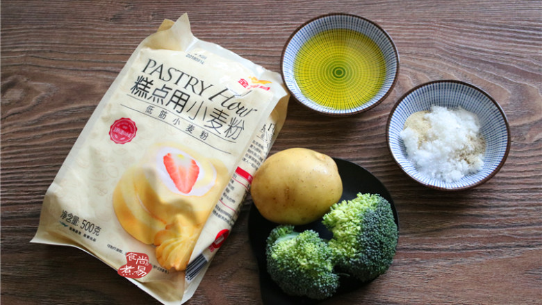 健康蔬菜饼,备好食材,做饼干最好用植物油代替动物油脂,这次我用从老家带来的山茶油代替菜籽油,口感更香醇。