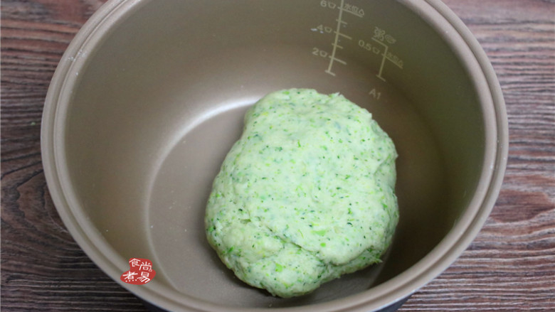 健康蔬菜饼,均匀揉成面团,遮上保鲜膜发酵30分钟左右。