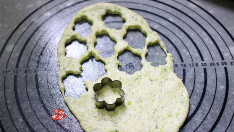 健康蔬菜饼,再取一个饼干模具,压出小饼干,剩余的面团边角料继续揉起来擀薄,直至做完为止。