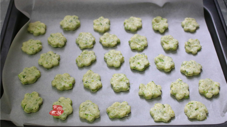 健康蔬菜饼,两种饼干分别放在不同的烤盘上,您也可以用一个烤盘同时烘烤两款饼干,因为我做的量比较多,一个烤盘放不下。
