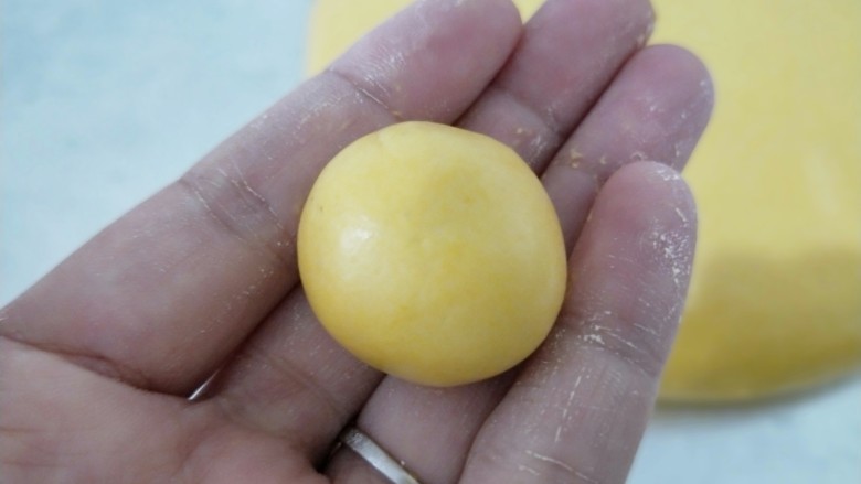 桂花芝麻汤圆,包好再搓圆,依次做完剩下的。