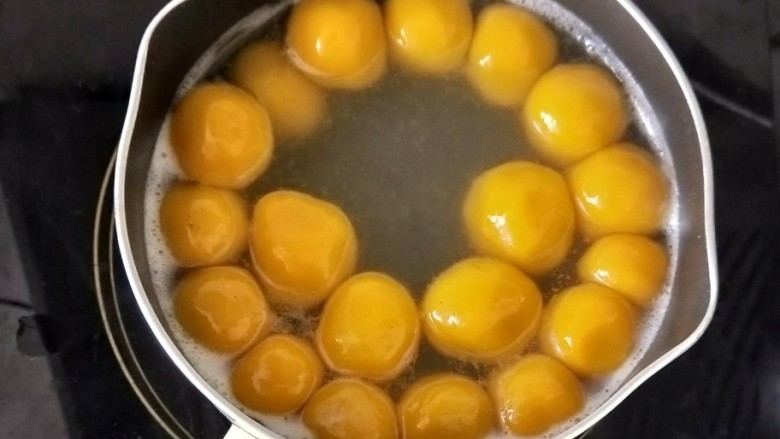 桂花芝麻汤圆,放入汤圆,用勺子推一下,防止粘连。带汤圆浮起来,再煮几分钟至熟透即可。