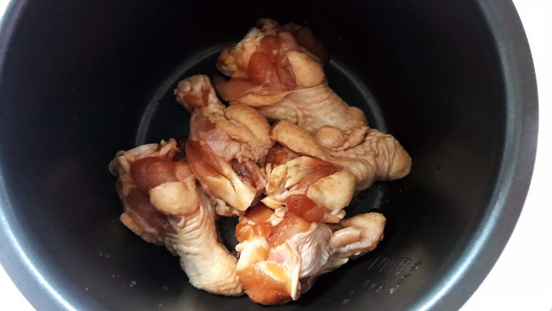 可乐鸡根翅(电饭煲版),将鸡根翅放入电饭煲