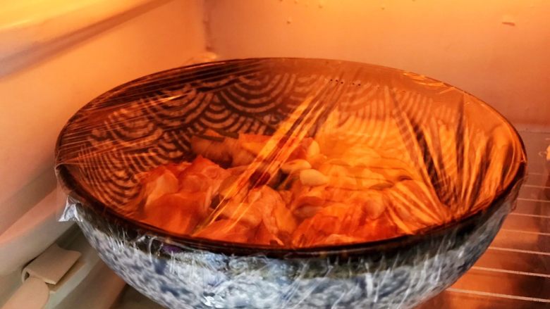 可乐鸡根翅(电饭煲版),包上保鲜膜,放入冰箱冷藏腌制俩小时
