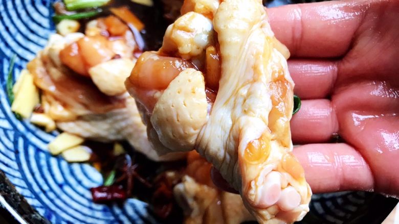 可乐鸡根翅(电饭煲版),用手给鸡根翅按摩一下,让调味料融入