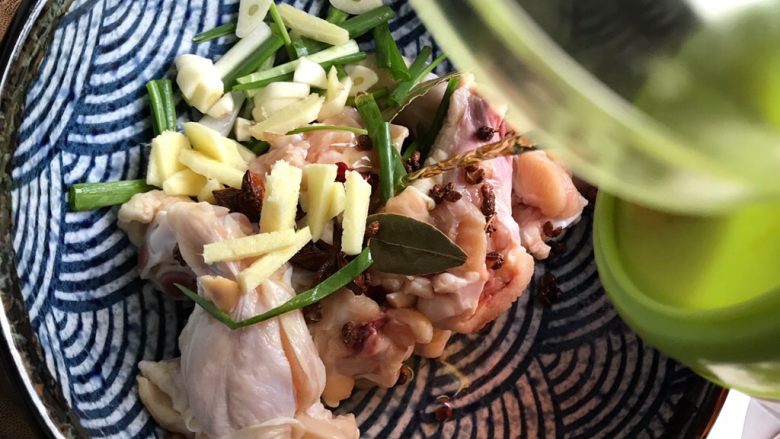 可乐鸡根翅(电饭煲版),加适量料酒