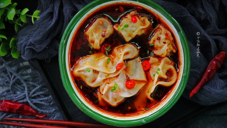 酸辣馄饨,馄饨搭配了香醋和自制的红油辣椒,一般吃外面做的馄饨我只能吃六颗;但是家里做的我一口气可以吃下十几颗。。