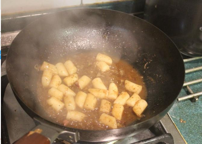 松子年糕牛肉,加入调味料,煮至略微收汁。
