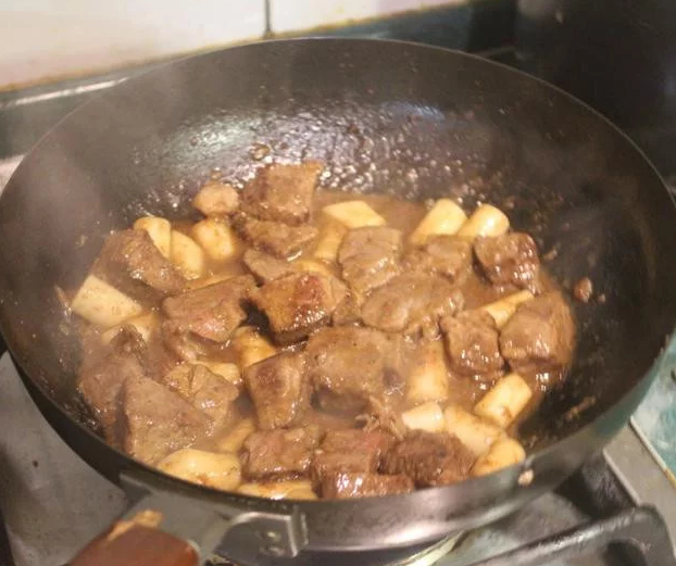 松子年糕牛肉,将牛肉回锅,拌炒后起锅。