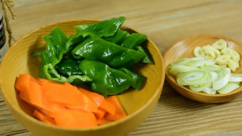 溜肉段烧茄子,东北内旮旯家喻户晓的硬菜,也太好吃了,胡萝卜、青椒、大蒜、大葱切片备用