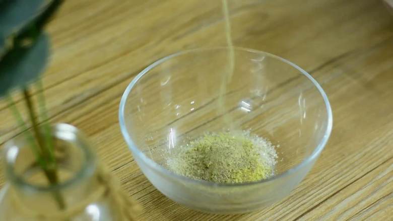 溜肉段烧茄子,东北内旮旯家喻户晓的硬菜,也太好吃了,碗中加入盐、糖、鸡精、胡椒粉、蚝油、料酒、生抽、淀粉、白醋、清水调匀备用。