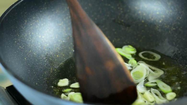 溜肉段烧茄子,东北内旮旯家喻户晓的硬菜,也太好吃了,热锅冷油,炒香葱蒜。