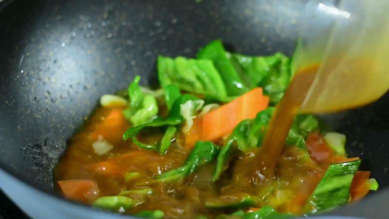 溜肉段烧茄子,东北内旮旯家喻户晓的硬菜,也太好吃了,倒入胡萝卜和青椒以及调味汁翻炒至浓稠。