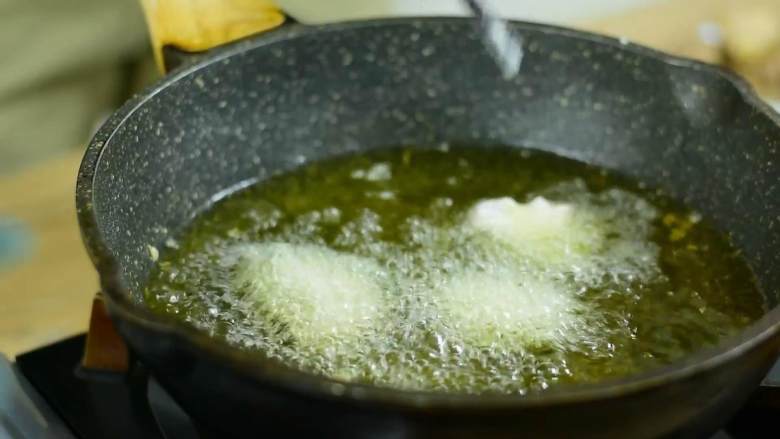 溜肉段烧茄子,东北内旮旯家喻户晓的硬菜,也太好吃了,筷子插入油中迅速起泡时下肉块,炸至金黄控油捞出。