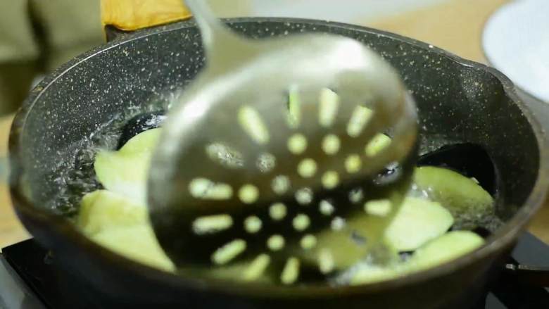 溜肉段烧茄子,东北内旮旯家喻户晓的硬菜,也太好吃了,用同样的方法把茄子炸好备用。