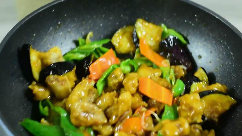 溜肉段烧茄子,东北内旮旯家喻户晓的硬菜,也太好吃了,最后倒入炸过的肉段和茄子炒匀即可。