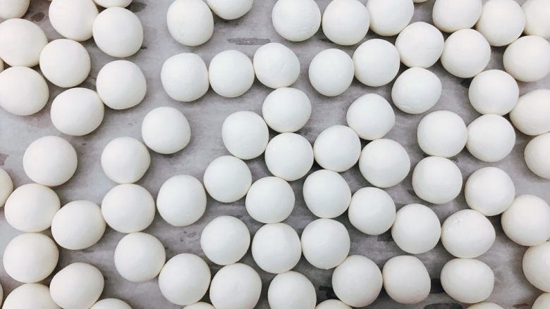 汤圆,用力快速搓圆,可以即刻煮食,也可以冷冻保存