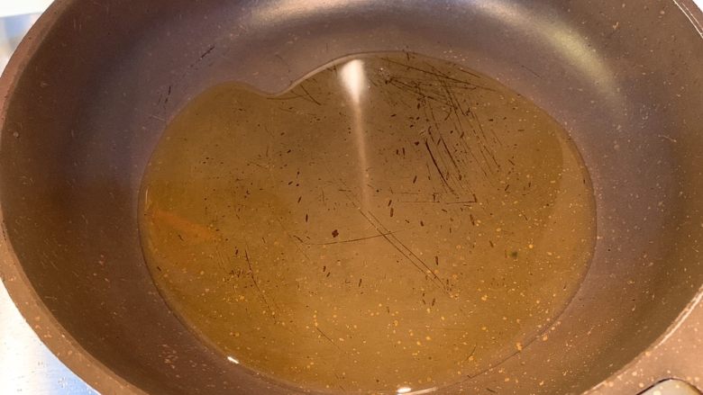清蒸蜡鱼,另一个锅把油煮到滚烫