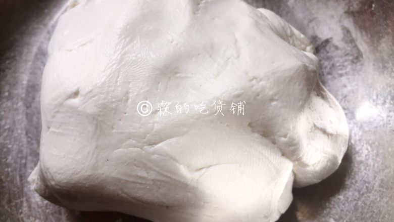 日式酱油团子,开水,少量多次的加入<a style='color:red;display:inline-block;' href='/shicai/ 520'>糯米粉</a>中,最后揉成一个湿润但不粘手的面团。