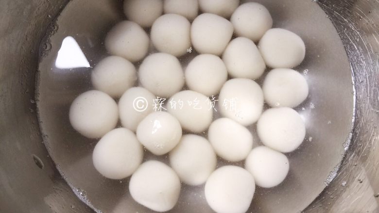 日式酱油团子,浸入凉白开中冷却,然后滴干水分。