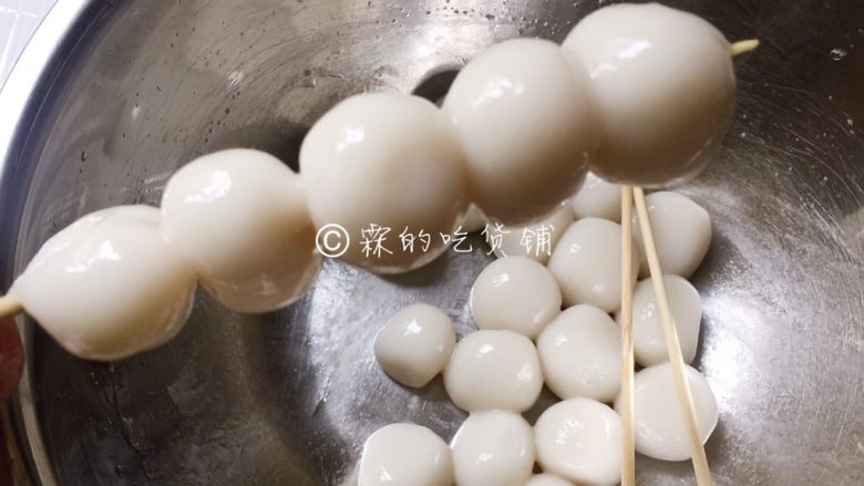 日式酱油团子,拿竹签串起来(串竹签有个小窍门,圆子穿入竹签后,要一下子把它推到位,不要一点点一点点的推,那样的话只会让面团粘在竹签上。)
