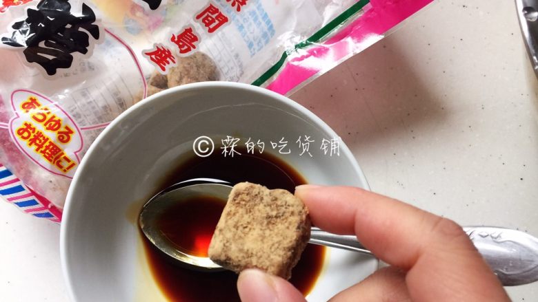 日式酱油团子,黑糖块(也可以用红糖代替),然后微波炉稍微加热20秒,让糖融化。