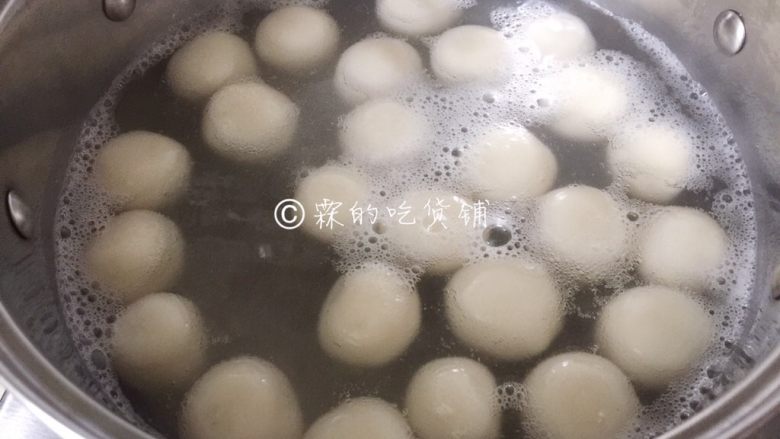 日式酱油团子,圆子煮至浮起,捞出。