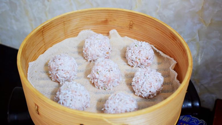 香菇猪肉糯米丸子,锅中烧开水,再放入糯米丸子,转中小火蒸30分钟