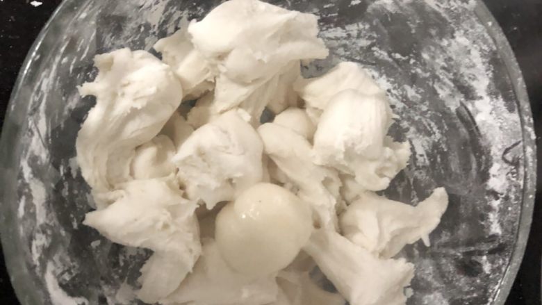 芝麻流心汤圆,余下的糯米团揪成小块,把煮熟的糯米团子取出放入。