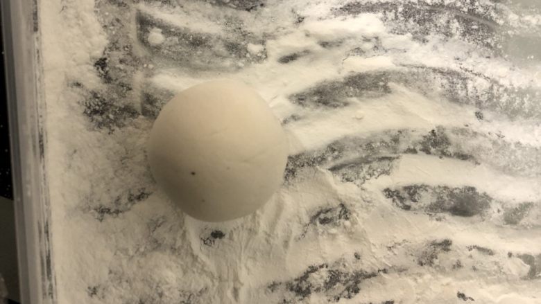 芝麻流心汤圆,用包包子的手法给它包好搓圆就可以了。容器里事先放一些糯米粉,防止粘粘。