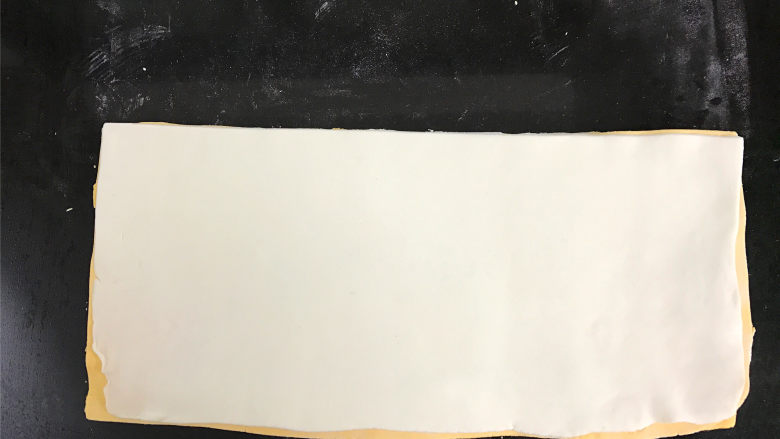 双色汤圆,把面片从中间切开,切开的两个面片再重叠起来,再一次切开。