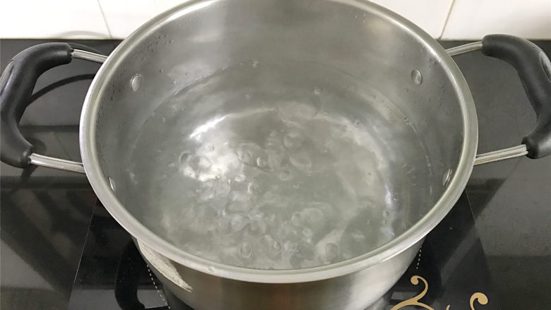 双色汤圆,取一锅,倒入适量水,煮开。