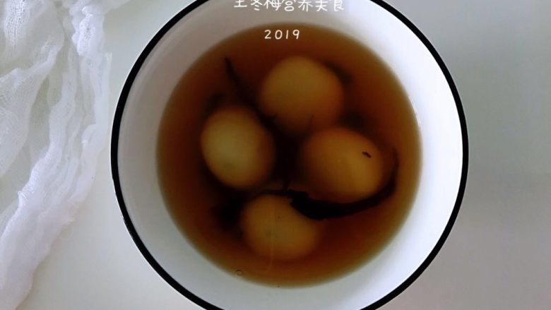 茶香汤圆,煮好的汤圆捞出，放入茶碗中，吃完汤圆连同茶叶也吃进嘴巴，淡淡的苦味中和了汤圆的甜，感觉妙不可言。或者过滤掉茶叶，直接用茶水，两种方法都可以试下，看自己的接受度来选择。