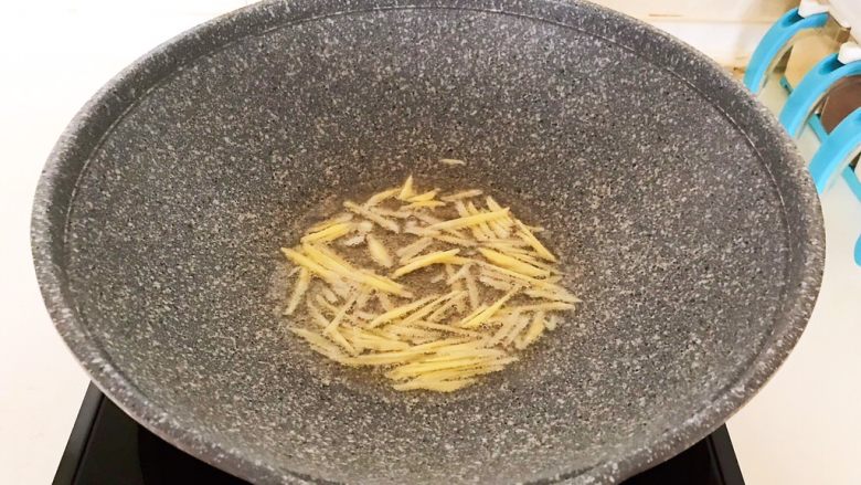 香辣孜然肥牛卷,油烧热后加入姜丝,炒出香味