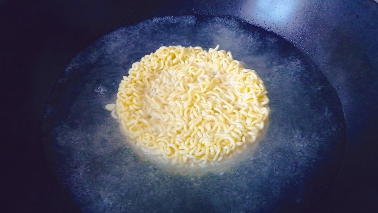 泡面蛋饼(方便面+鹌鹑蛋),水开后煮方便面