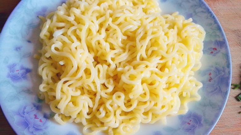 泡面蛋饼(方便面+鹌鹑蛋),装盘备用