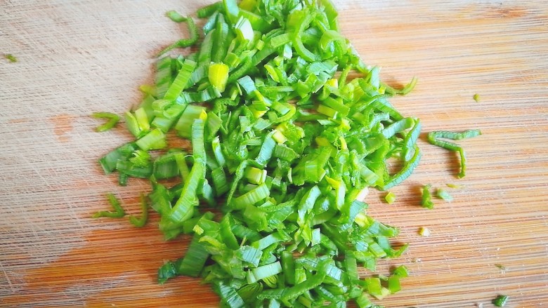 泡面蛋饼(方便面+鹌鹑蛋),蒜苗切沫