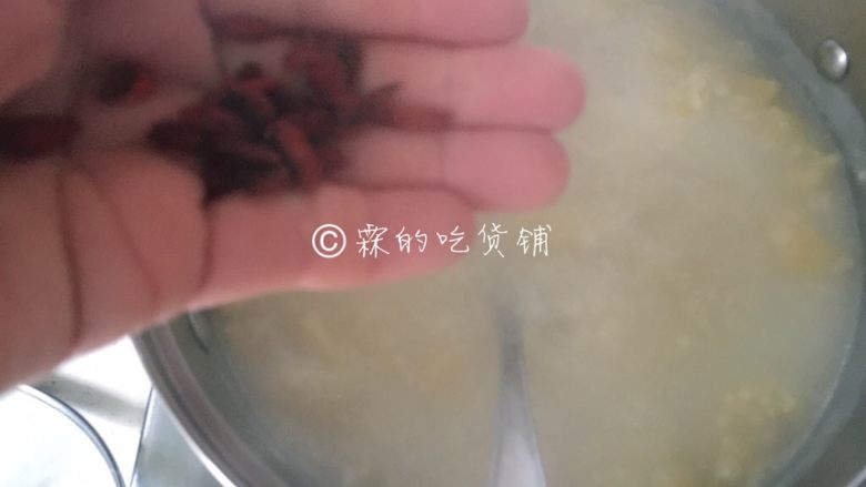 小米燕麦苹果粥,最后再撒上一些枸杞（可选），稍微再煮一会就可以了。