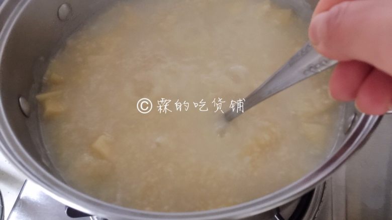 小米燕麦苹果粥,当粥一点点变得浓稠时,记得要不停搅拌,以免糊锅