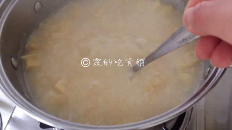 小米燕麦苹果粥,当粥一点点变得浓稠时，记得要不停搅拌，以免糊锅