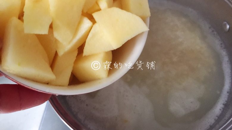 小米燕麦苹果粥,还有切成小块的<a style='color:red;display:inline-block;' href='/shicai/ 591'>苹果</a>,接着继续小火熬。