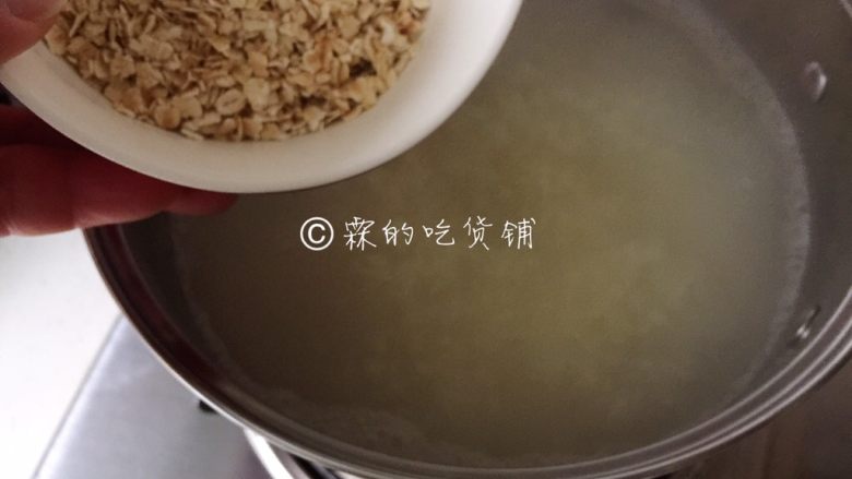 小米燕麦苹果粥,等粥变得有些浓稠时,倒入<a style='color:red;display:inline-block;' href='/shicai/ 495'>燕麦</a>。