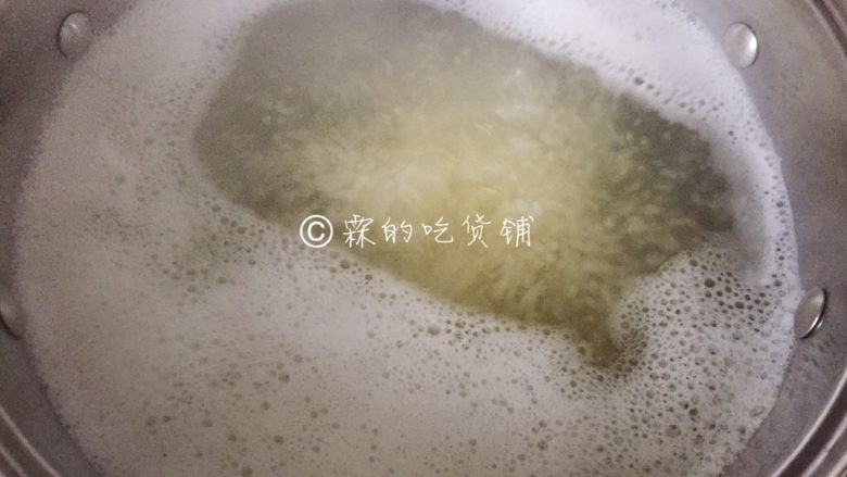 小米燕麦苹果粥,大火煮开,随后用小火慢熬。