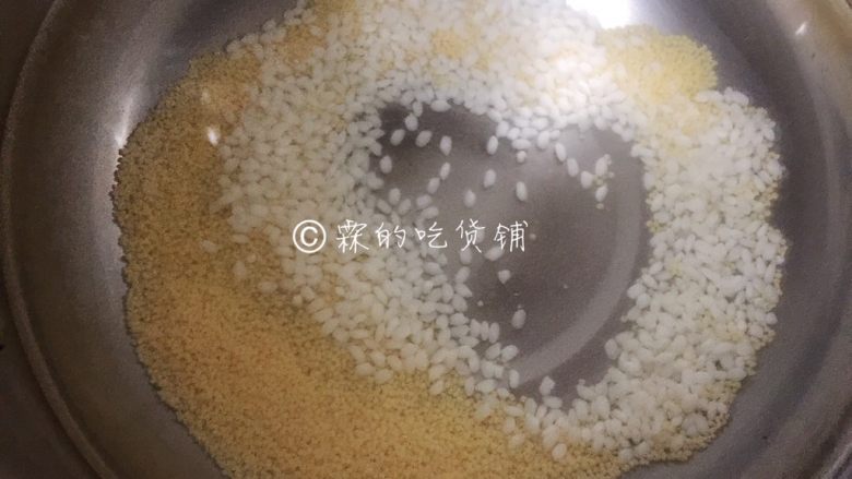 小米燕麦苹果粥,锅里放入适量的水,随后把糯米和小米一起倒入。