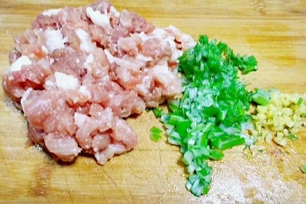 彩虹馄饨(宝宝超爱吃),做馅料:把<a style='color:red;display:inline-block;' href='/shicai/ 414'>猪肉</a>剁碎后加入葱和姜。
