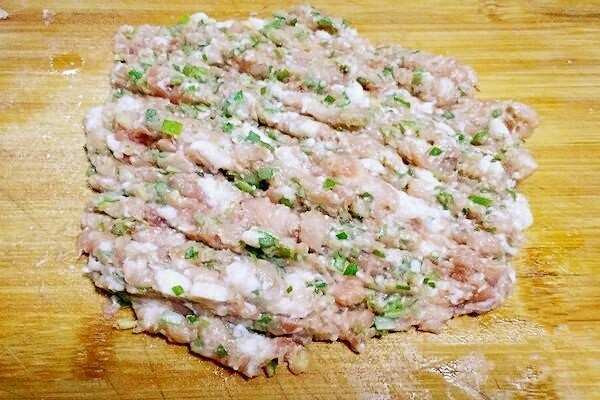 彩虹馄饨(宝宝超爱吃),继续剁成肉糜。