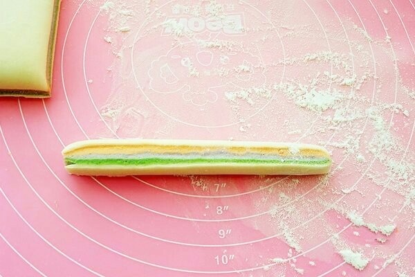 彩虹馄饨(宝宝超爱吃),从一边切下一条宽约1.5厘米的面片。
